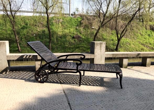 HIFINE HFL-069 Antique Cast Aluminum Sun Lounger Sunbed with Wheel Outdoor Furniture