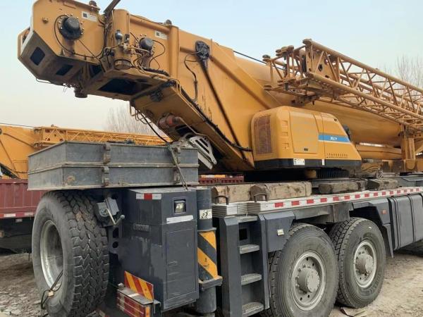 Crane télescopique pliante de 90 tonnes montée sur un camion