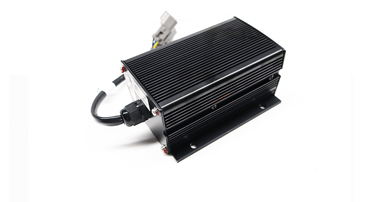 Forklift DCDC Converter with Contactless Switch Technology, Pre-Charge Protection, and IP65 Protection for Reliable On-Board Power Supply