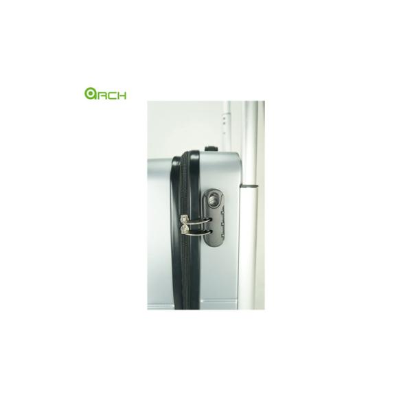 Широкие ABS больших колес вагонетки крепко обстреливают чемодан