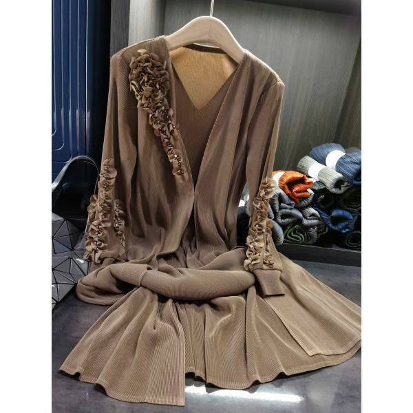 Elegant Heavy-Duty Ruffled Beaded Pleated V-Neck Dress Autumn Solid Color Casual Slimming Chiffon Dress Natural Waistline Front