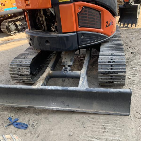 Mini-excavatrice de 5 tonnes utilisée Hitachi ZAXIS UR 50 avec moteur ISUZU et peu de temps de travail