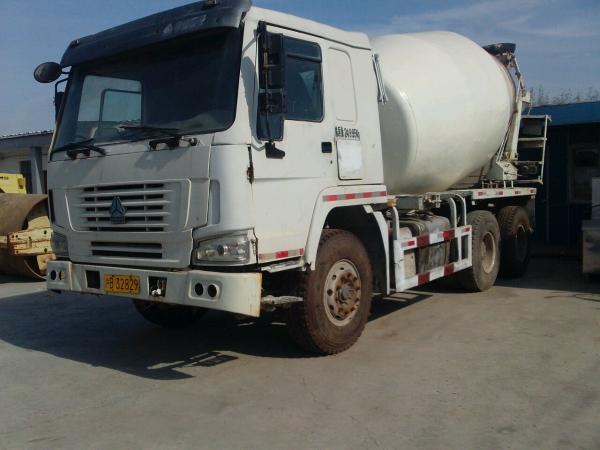 6X4 howo concrete truck mixer T5G ZZ1257N404HD1 RHD 14 cubic meters for vietnam
