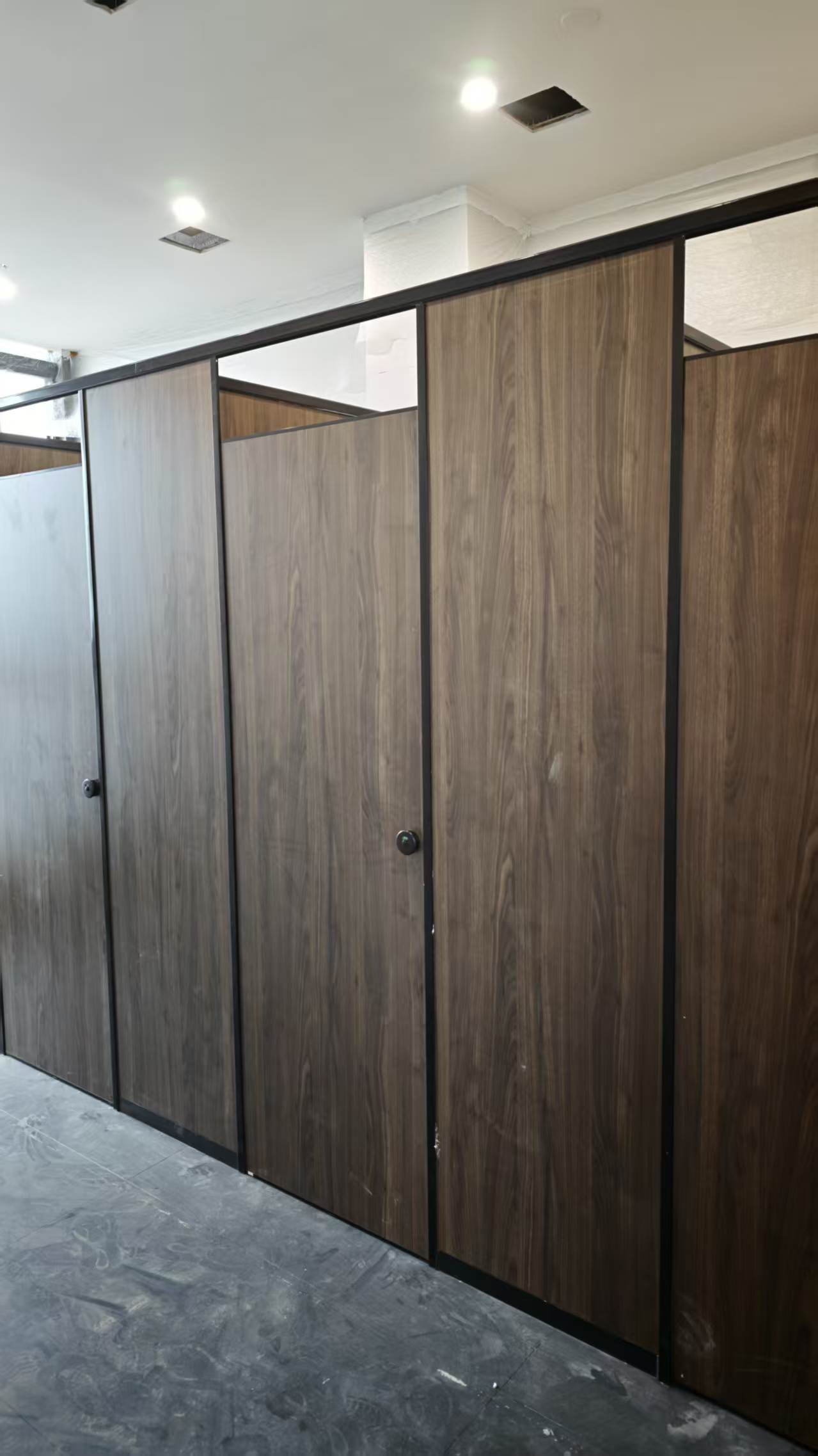 Compact HPL Public Toilet Partition, Phenolic Resin Restroom Stall Dividers for Commercial Buildings