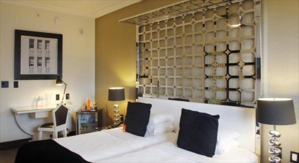 Timor-Leste Light luxury hotel furniture of Stainless steel headboard bed with leather pad and Leisure chairs with table