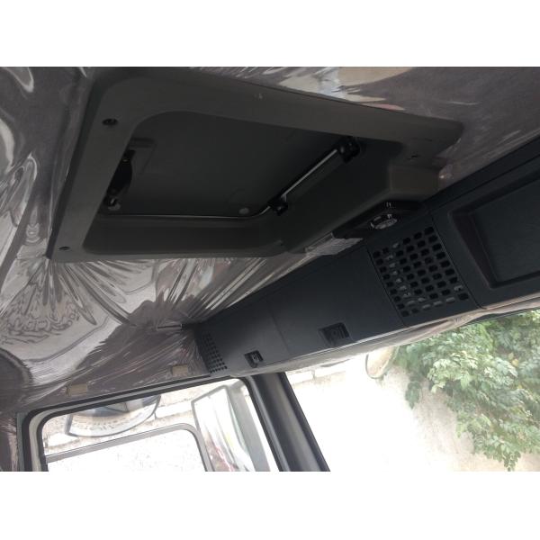 CCC / BV Sinotruk Refrigerator Box Truck 8x4 With HOWO 70 Cabin