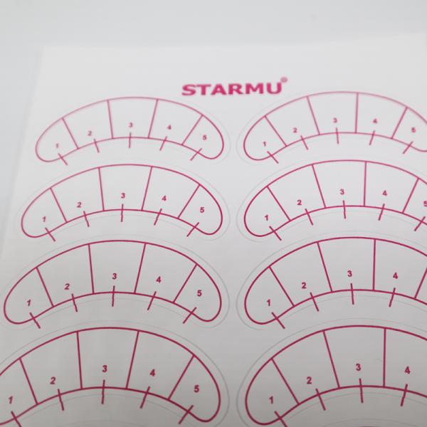 La etiqueta engomada de las extremidades del ojo de la práctica de la extensión de la pestaña envuelve los remiendos de papel