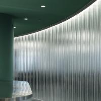 U forment la cloison de séparation en verre claire gâchée avec les dessins de interlignage a givré le mur de glaçage