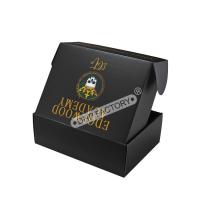 Des boîtes d'expédition en carton noir élégant avec logo en feuille d'or