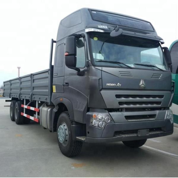 Heavy Commercial Trucks 6 x 4 Driving Heavy Cargo Trucks Loading 50 Ton