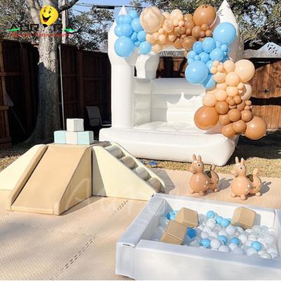 Equipamento inflável de brinquedo para crianças pequenas e pré-escolares de espuma bege
