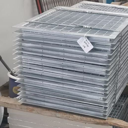 Industrial Hot Dipped Galvanized Steel Grating with Serrated Load Bearing Bar for Oil and Gas Industry
