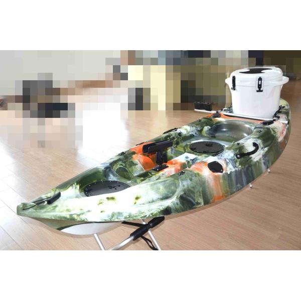 ЛЛДПЭ сидят на верхнем каяке облегченном приглаживают езду легкую для того чтобы прополоскать с коробкой льда