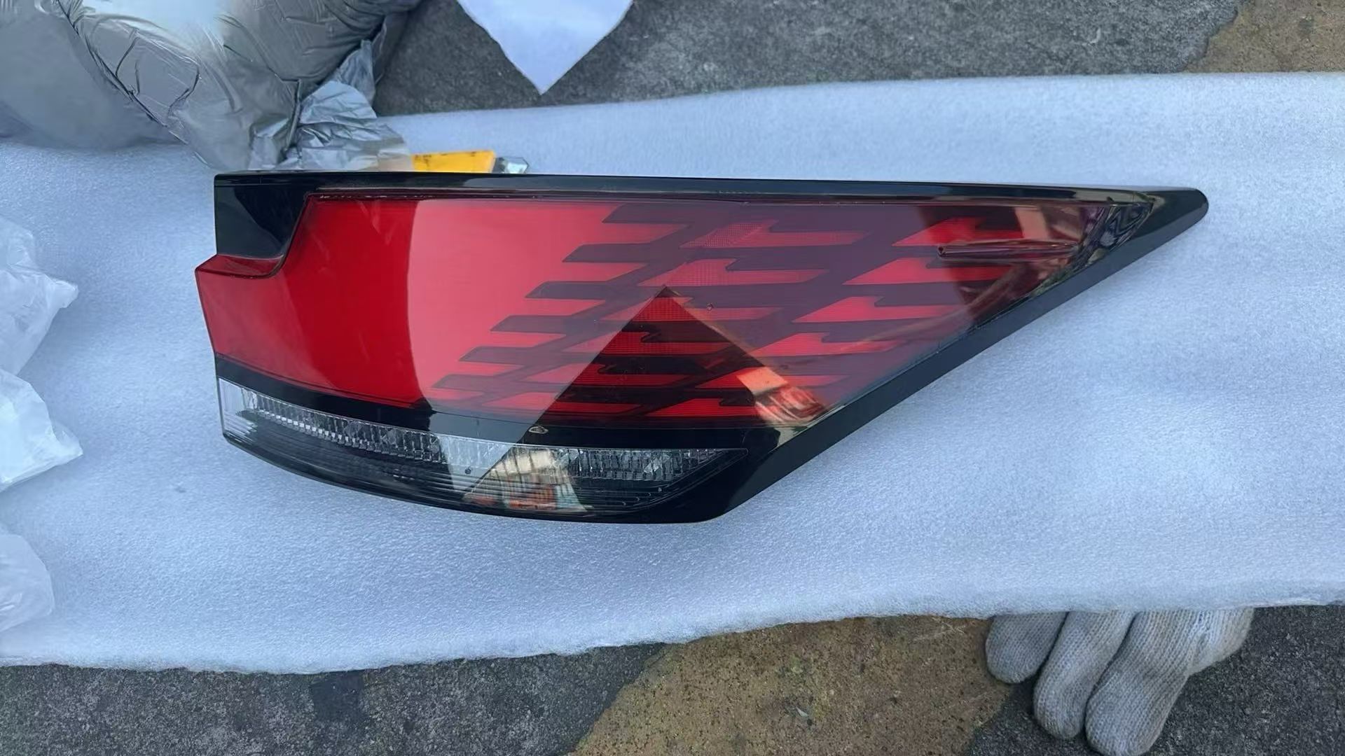 Genuine Used 2025 Lexus RX200 / RX300 Rear Tail Light Assembly Set of 3 (Left + Right + Full-Width Center Light Bar)