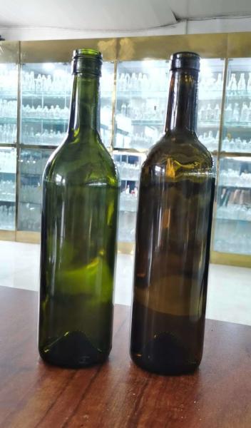 Garrafa de vinho de vidro redonda de 750 ml de verde-oliva vazia com superfície de manipulação de estampagem a quente de cortiça