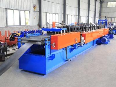 Parafuso prisioneiro do metal de 12 estações e rolo da trilha que forma a máquina com o cortador universal patenteado