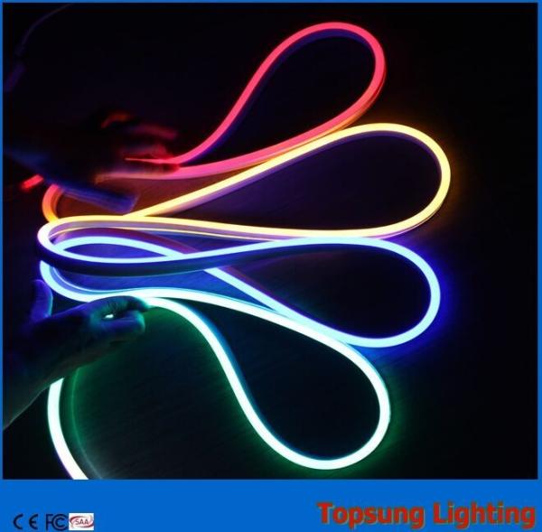 暖かい白色で24vの双面LEDネオンフレックスライトを放出する