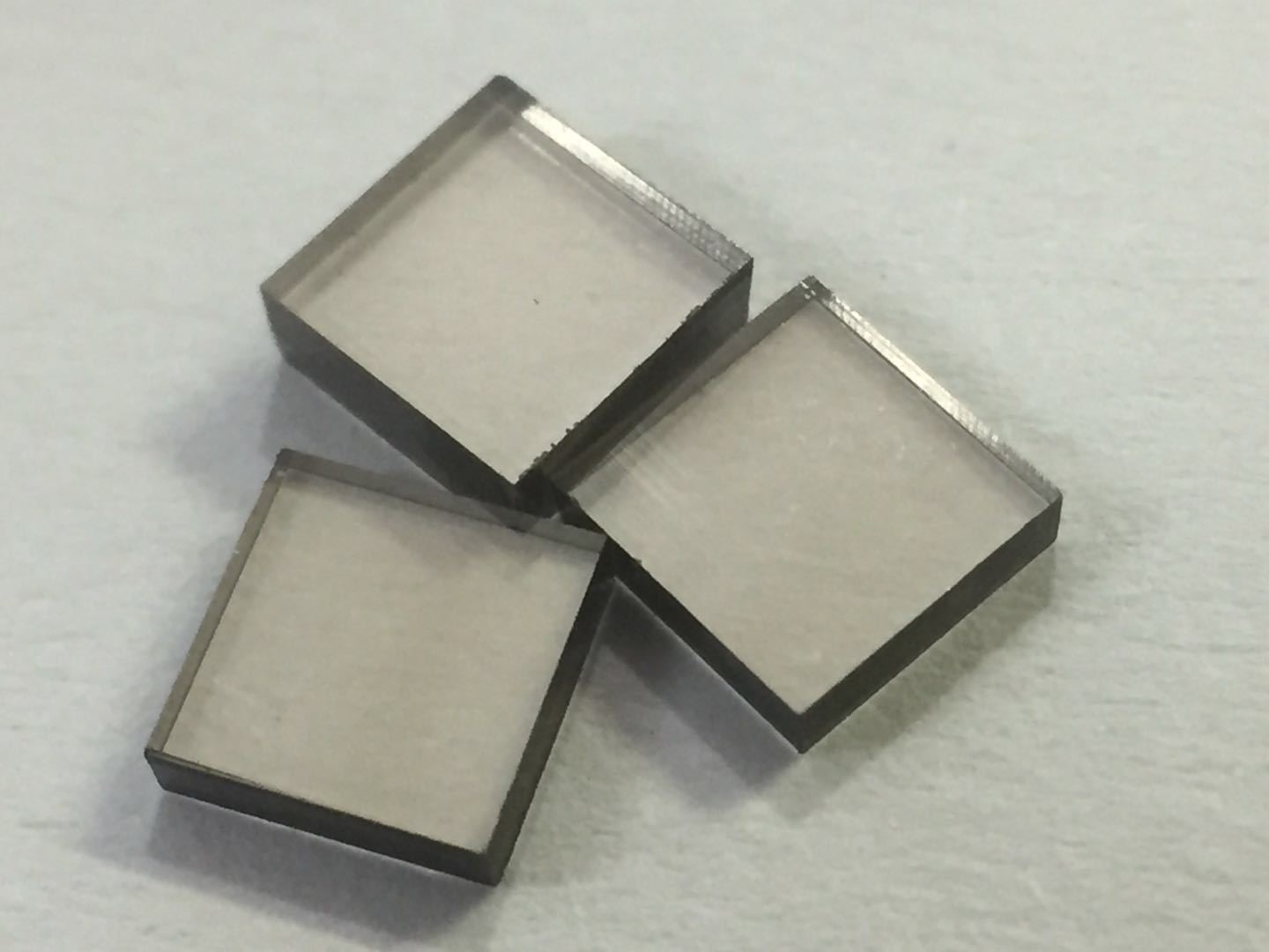 Монокристаллические не обрезанные КВД Лабораторные алмазы 3x3x1.5 мм коричневый цвет