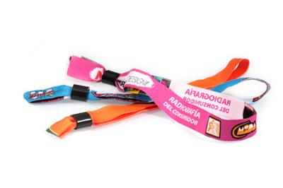 Polyester Label Woven Cloth Wristbands Beautiful Appearance EU Standard Compliant