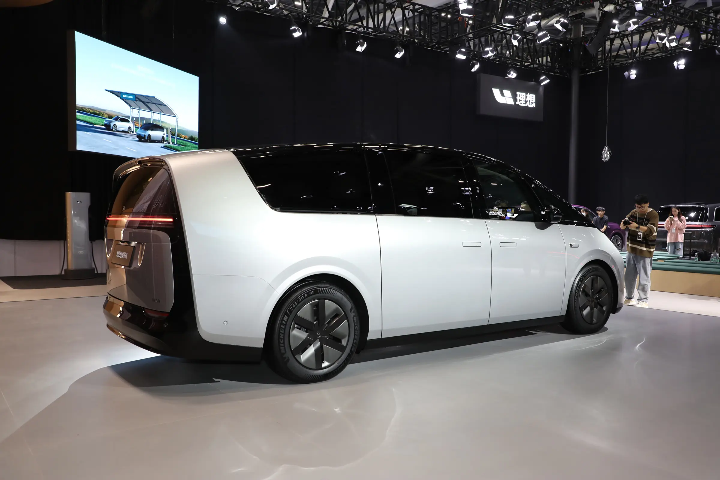 2023 Lixiang Mega MPV EV Автомобиль Чистая электроэнергия 544 л.с. 4WD 200 миль Переднее колесо привода
