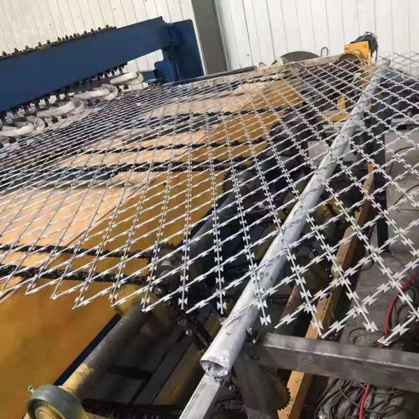 Powder Coated Galvanized Concertina Coil , Concertina Barbed Wire Cbt-65