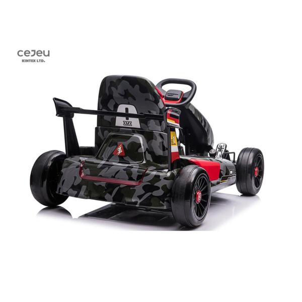 3 лет стареют дети идут езда Karts на направляющем бугеле цепной передачи ловителя кабины лифта на открытом воздухе