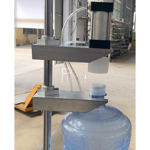 Garrafa plástica automática 3 galões 5 galões equipamento tampando da máquina da água engarrafada de 20 litros para a máquina de enchimento do galão
