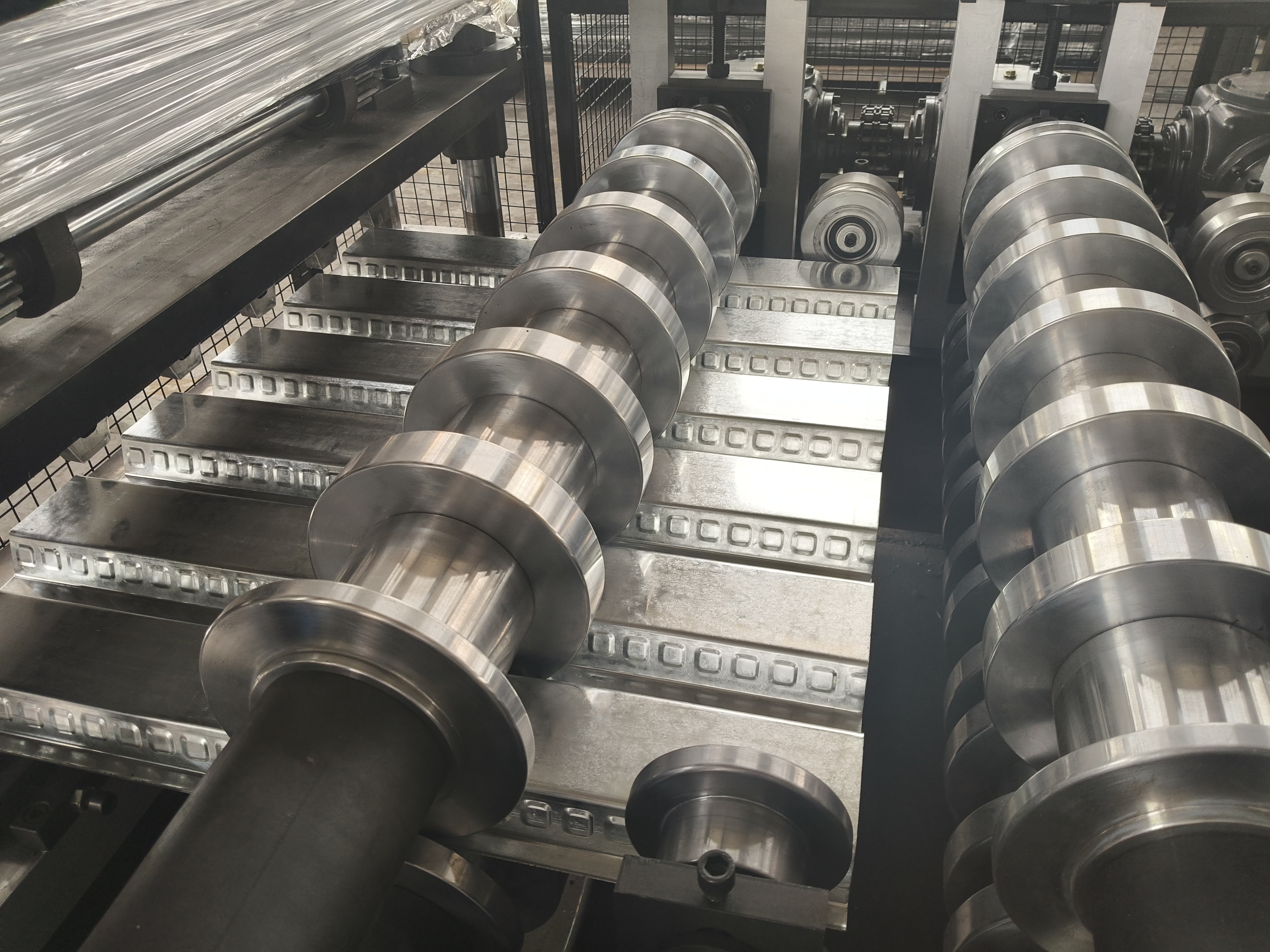 USA Mexico 0.8-1.6mm Thickness Galvanized Steel B Deck Composite Floor Deck Panel Roll Forming Machine With Embossing Roller For Sales
