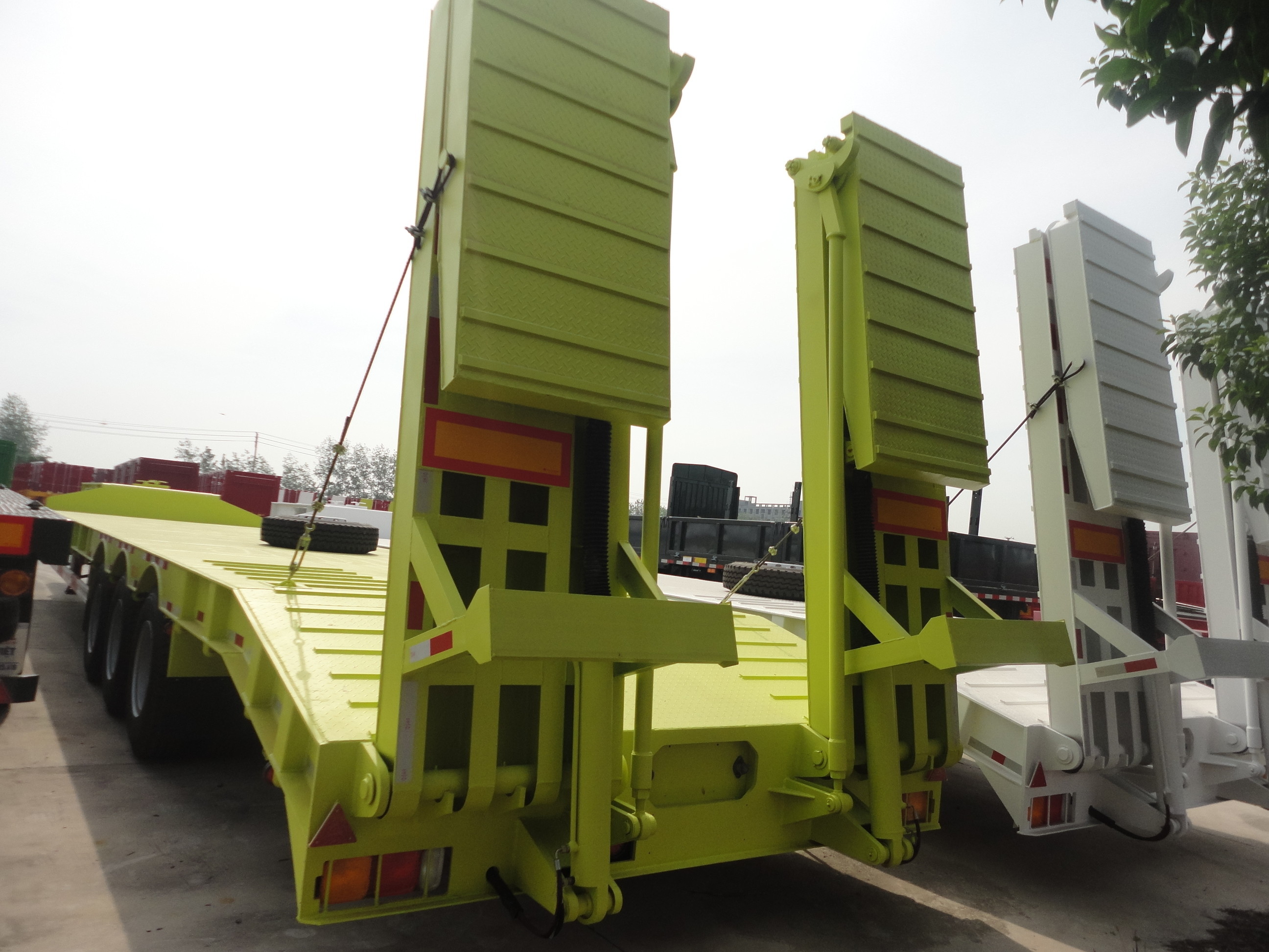 CIMC HUAJUN 3 Axle Heavy Duty Low Bed Semi Trailer with Hydraulic Ramp Max Payload 70TON