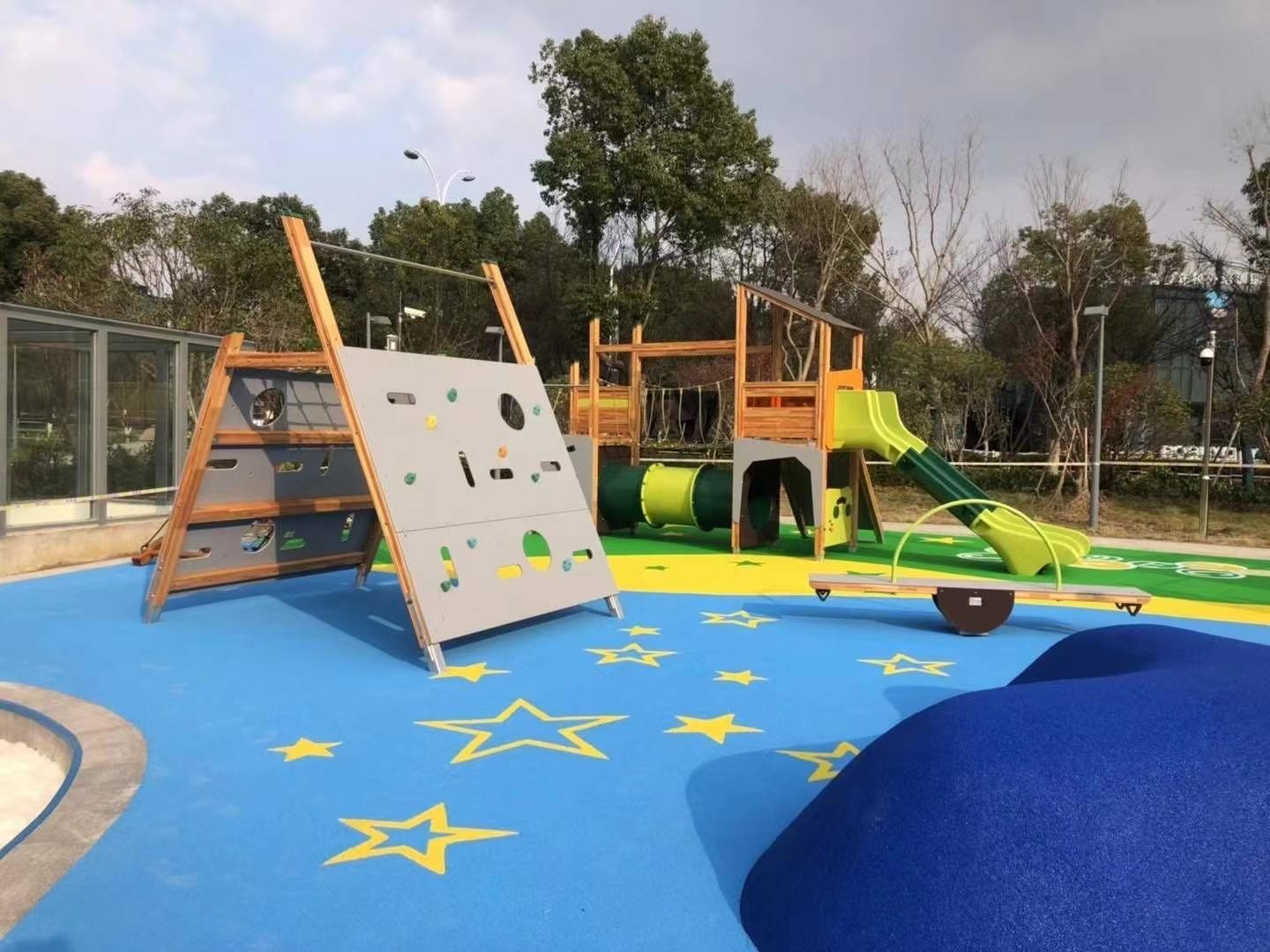 Красный 	Зерна цвета резиновые
