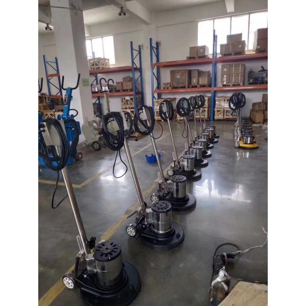 Полируя пол шлифовального станка мрамора гранита привел чистую