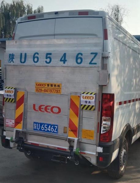 Elevador de alumínio da bagageira do caminhão de Lorry Tail Lift DC12V 2KW da plataforma da capacidade de carga 700KG