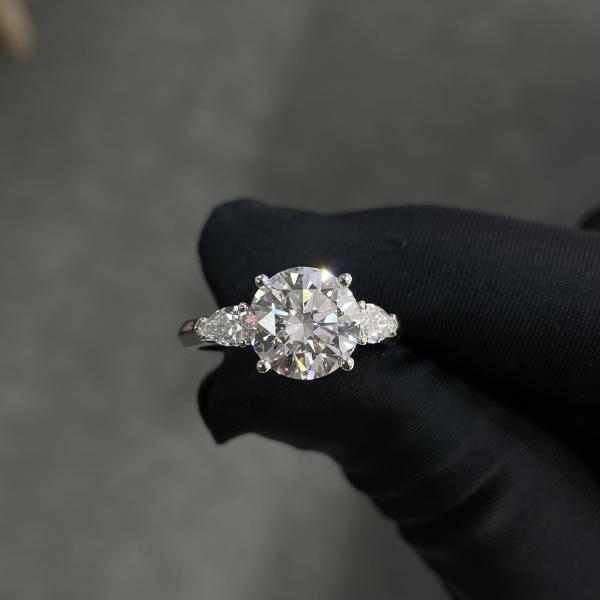 Anéis de diamante cultivados em laboratório 3.01ct CVD Branco F VS2 Três pedras estilo redondo