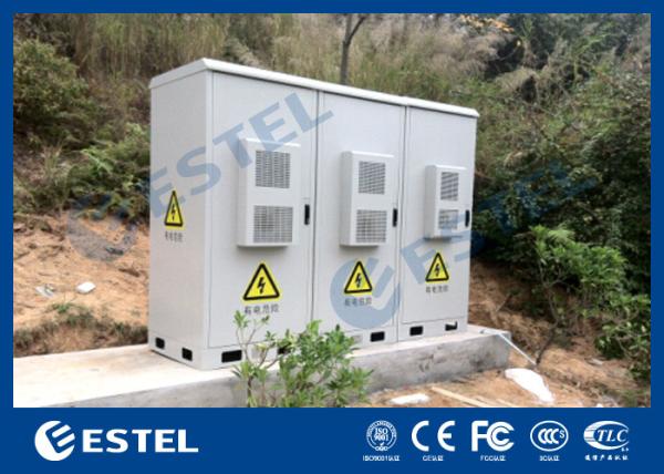 Três telecomunicações exteriores dos armários da rua dos compartimentos para o sistema estação base/4G