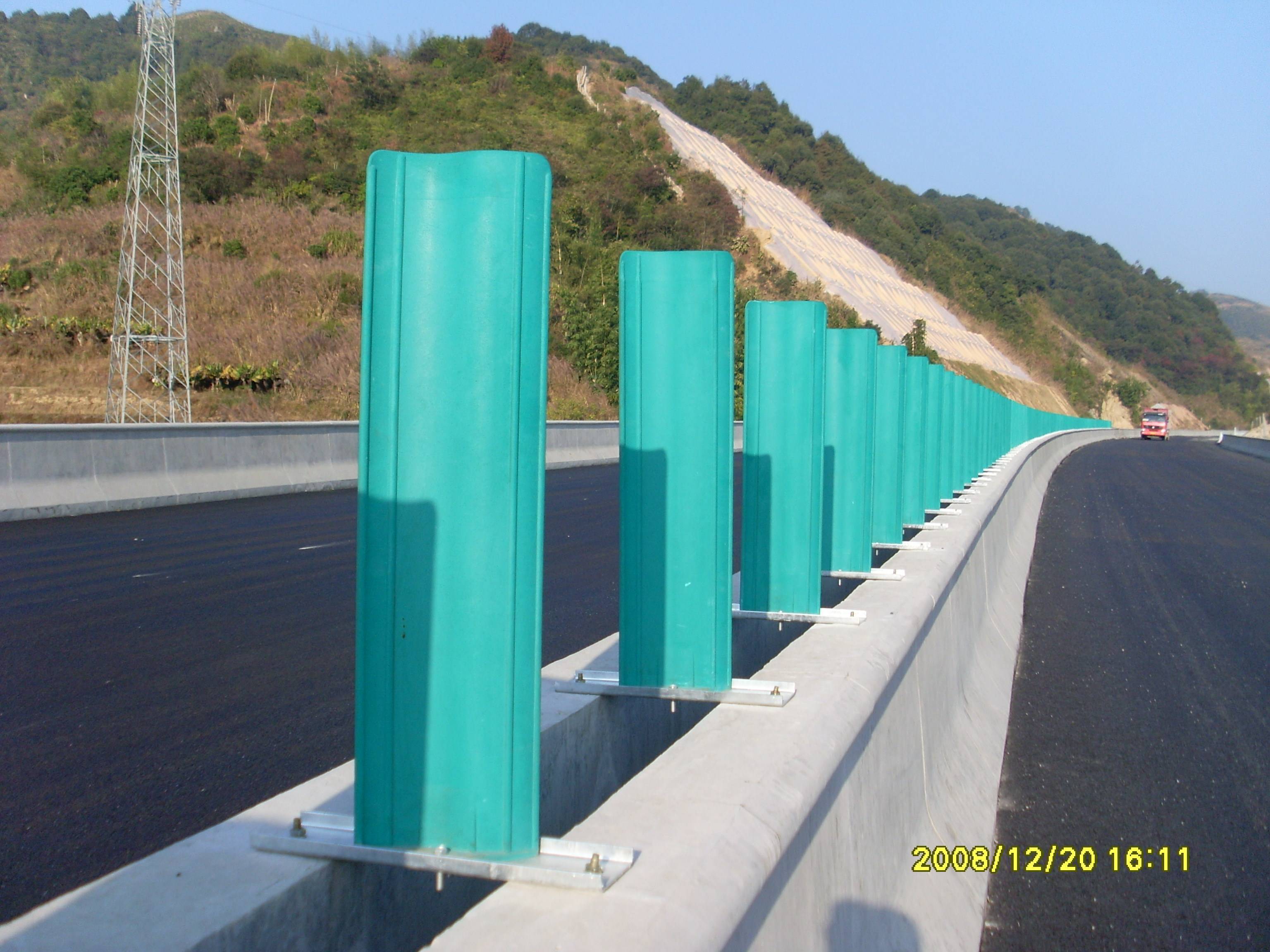 Durable SMC Green Board HDPE anti-glare barrier panel for highways Ideal for road safety projects.