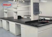 Tabela de instrumentos de laboratório branco com balcão de resina fenólica preta no laboratório de química