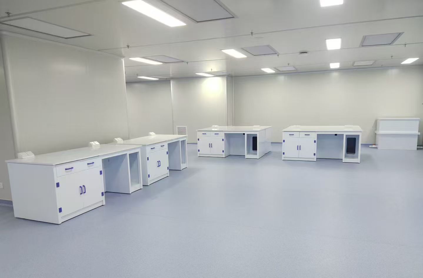 PP Lab Work Bench Corrosion Resistant Modular Lab Benches White With Double Layer Storage Rack