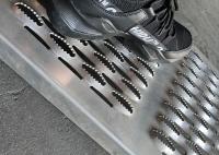 L'anti dérapage de crocodile de haute résistance a perforé l'épaisseur de la plaque de métal 2mm
