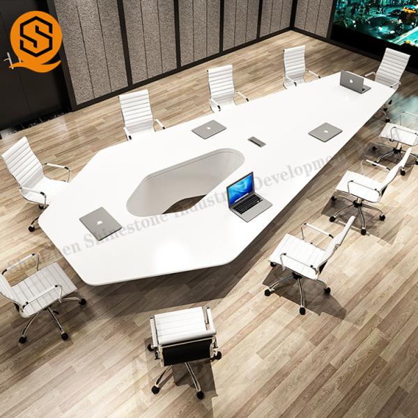 A tabela branca de superfície contínua da sala de conferências com imperceptível junta-se