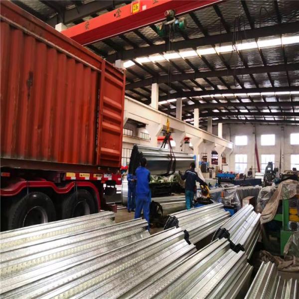 Piso de acero galvanizado compuesto de 60 perfiles de 1 mm de espesor