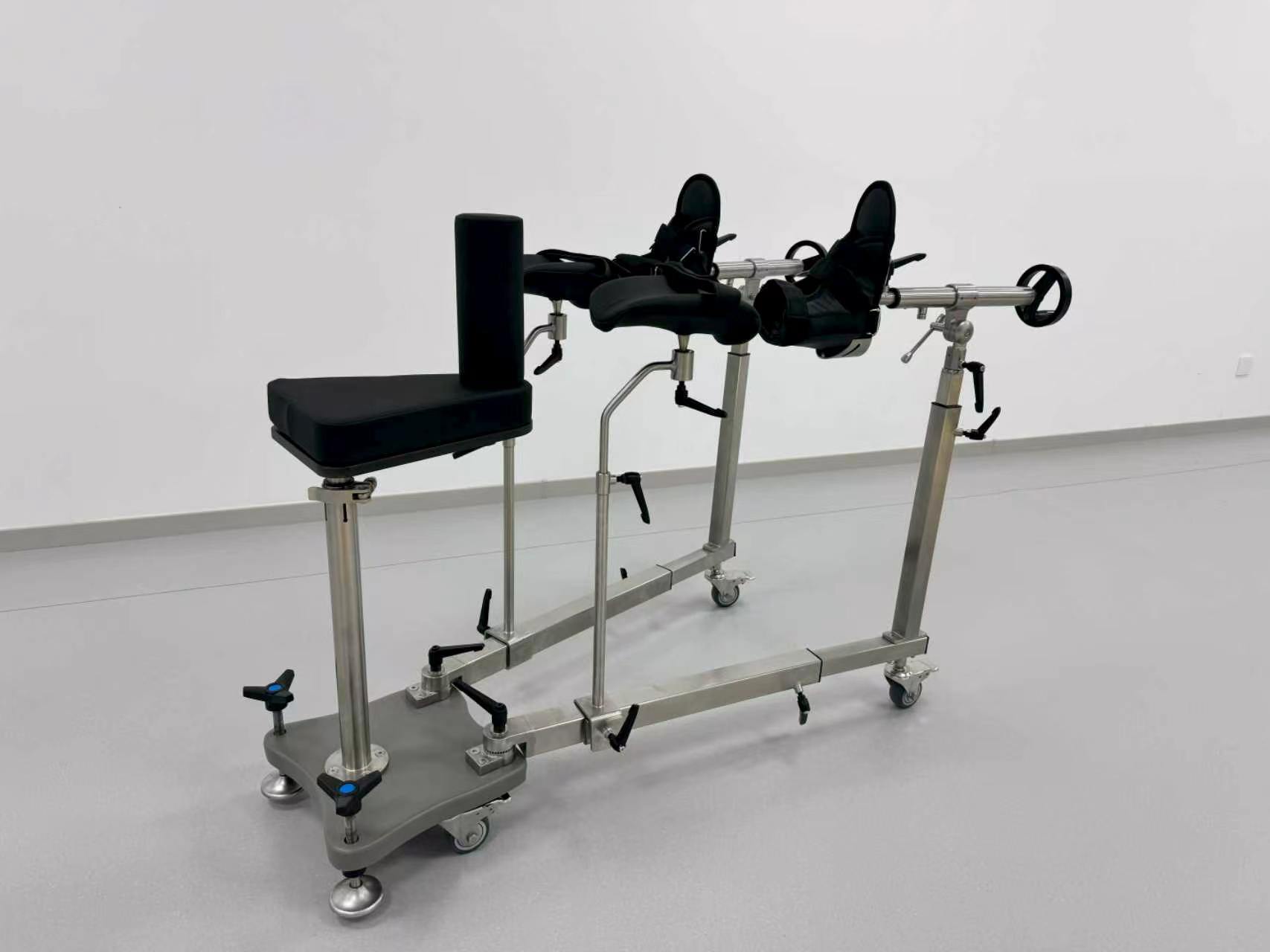 Floor-standing traction frame