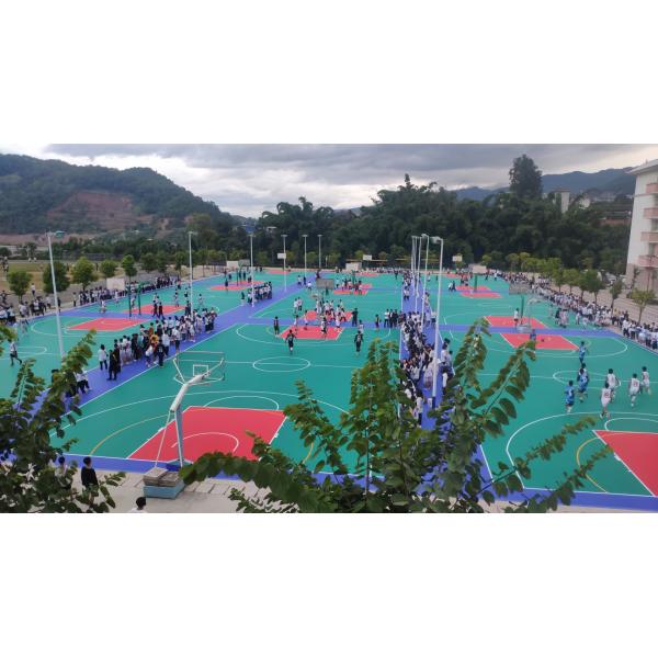 На открытом воздухе пластиковые PP кроют спорт черепицей справляясь не выскальзывание с линией ODM OEM обслуживания маркировки