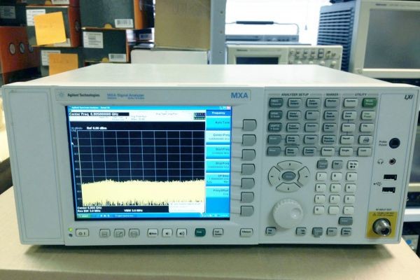 Portable MXA Signal Analyzer with 10 Hz to 26.5 GHz Frequency Range and Real-time Spectrum Analysis