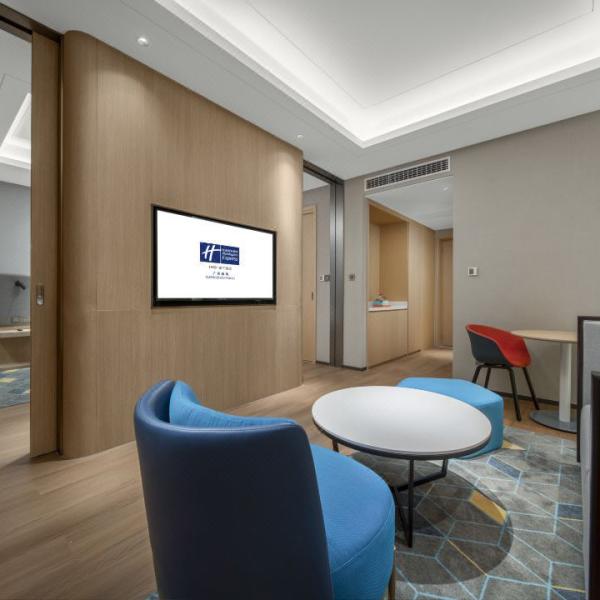 Fully Assembled Hotel Guest Room Furniture Packages Set Customized Shape