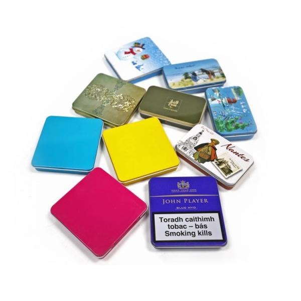 2 сигары части коробки олова с крышкой серебра шарнира свернутой внутренностью вне