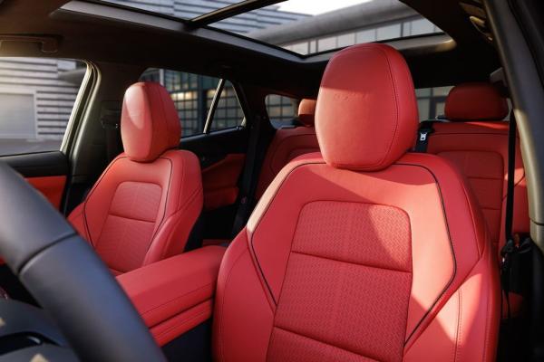 O primeiro SUV totalmente elétrico da Chevrolet, o Chevrolet Blazer EV 2024, oferece 557 cavalos de potência e 324 milhas de autonomia.