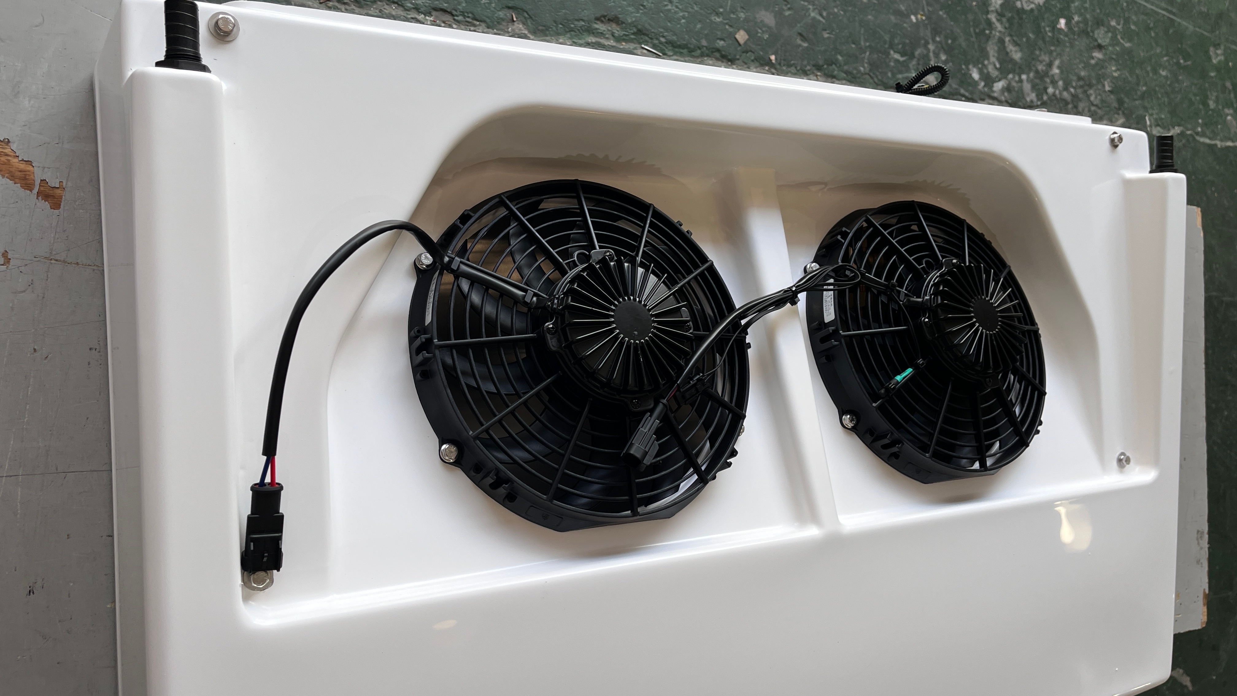 YINHUASHENG Engine Driven Truck Refrigeration Unit with Stable Engine Direct Drive Structure, Dual High-Efficiency Condenser Fans, and Precision Digital Temperature Control System