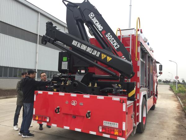 HOWO 4X2 Rescue Engine Fire Truck High Capacity With 5 Ton Crane