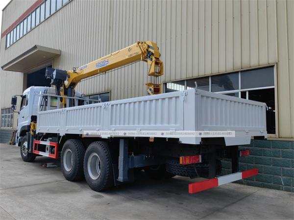 Fabriqué dans l'usine Hubei 6x4 Célèbre grue 14 tonnes Camion benne Grue montée sur camion