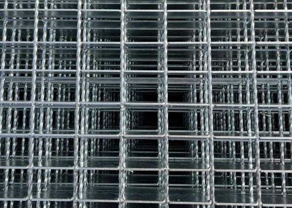 A grade de aço galvanizada resistente do aço em barra do rolamento do metal da raspagem da entrada de automóveis serrilhou a malha de aço